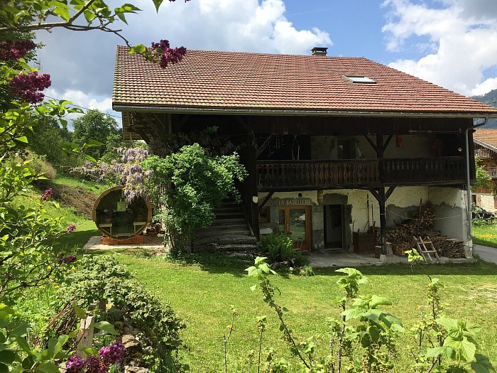 lieu du stage à Samoens. Yoga, atelier plantes sauvages, graines germées, marche afghane, atelier du souffle