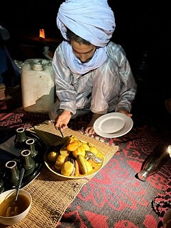 Repas marocain au coin du feu dans le désert