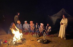 Thé marocain au coin du feu dans le désert marocain lors de la retraite Yoga