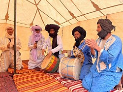 Musique traditionnelle marocaine le soir lors de la retraite yoga dans le désert marocain