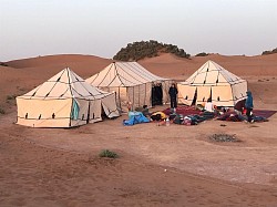 Dormir sous tente ou à la belle étoile lors de la retraite yoga dans le désert marocain